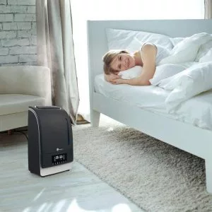 mujer disfrutando del humidificador en la cama