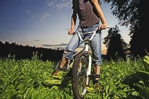 persona sobre una bicicleta en el campo